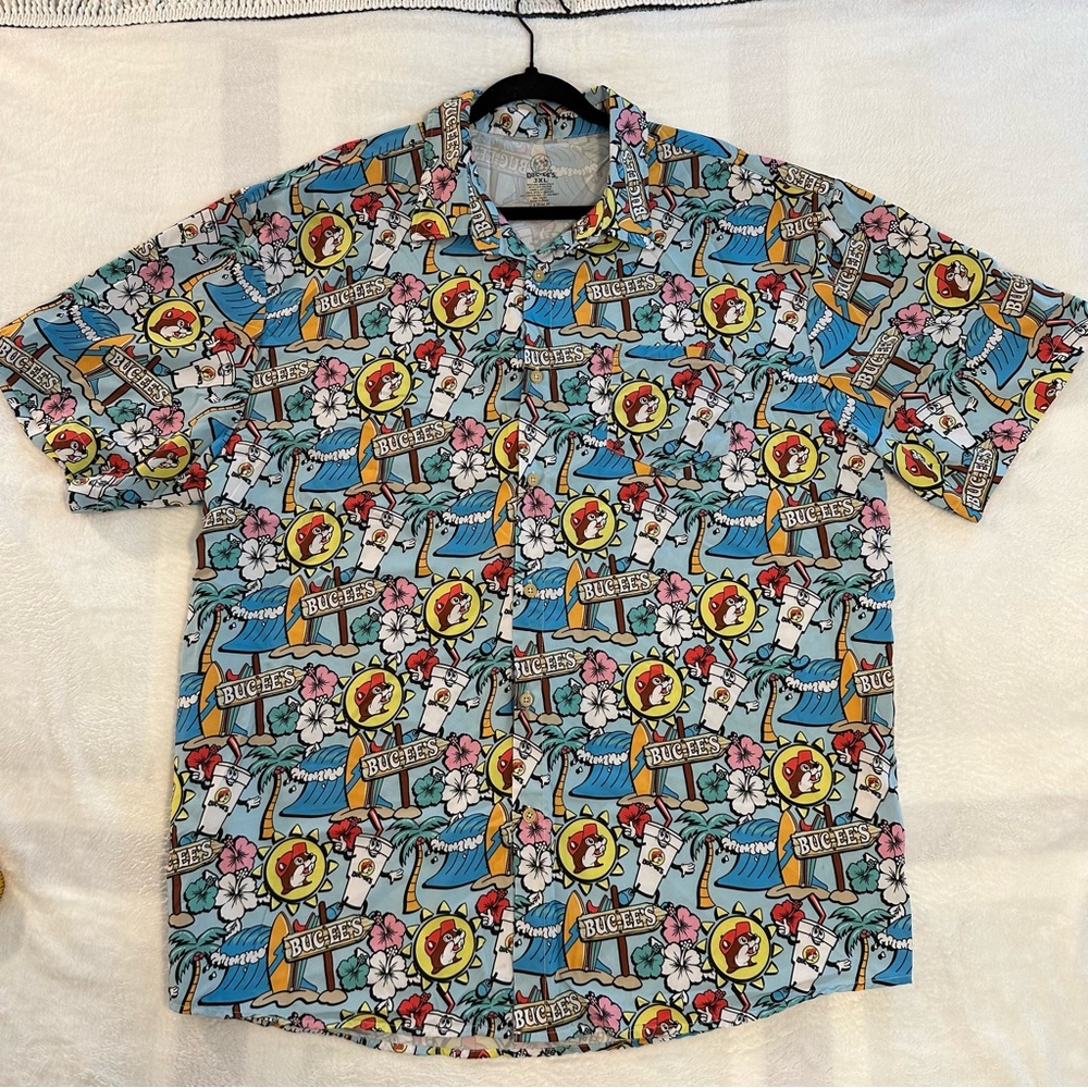 Buc-ee’s Beach Wave Colorful Graphic Men's Button Up, size 3XL